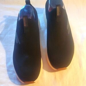 Skechers Ultra GoRun Elevate Air Cooled Black and White Slip-On Sz 9.5 Shoes NWT